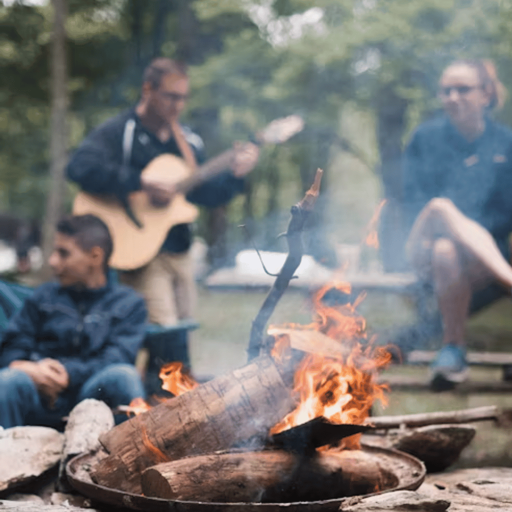 De rol van muziek en zang op zomerkampen: verbinding door melodie