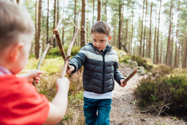 Leer de kracht van zwaardvechten op een houten doelwit